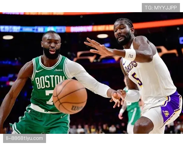 杰伦·布朗挡拆掩护提升得分效率拉开绿军进攻空间