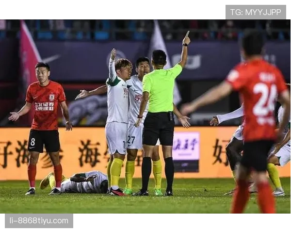 第四官员职责解析：足球比赛中他的判罚范围和权限有哪些？